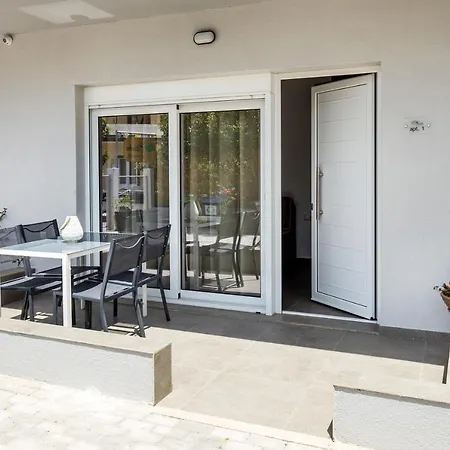 Linden Apartment Potos